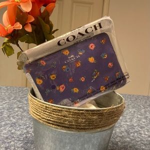Coach Corner zip wristlet vintage rose print. Sv/sport purple multi.